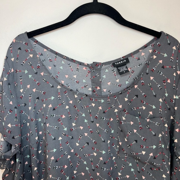 Torrid Abbey Arrow Georgette Button Back Blouse Top Gray Semi Sheer Women's Sz 2 - Picture 4 of 13